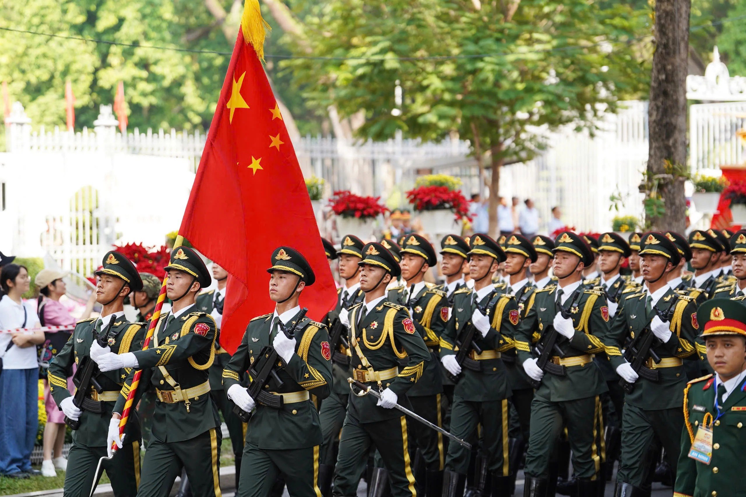Đoàn diễu binh của Quân đội Trung Quốc bước vào khu vực tổng duyệt.