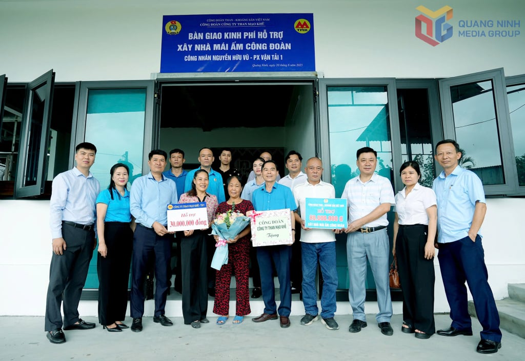 Lãnh đạo Công đoàn và Công ty Than Mạo Khê trao hỗ trợ xây Mái ấm công đoàn cho anh Nguyễn Hữu Vũ, công nhân Phân xưởng Vận tải 1.