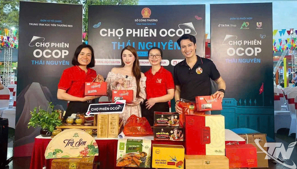 នៅផ្សារ OCOP ខេត្ត Thai Nguyen បានអញ្ជើញតារាសម្ដែងល្បីៗ មកសហការជាមួយម្ចាស់សហករណ៍ ដើម្បីផ្សាយបន្តផ្ទាល់ការលក់។