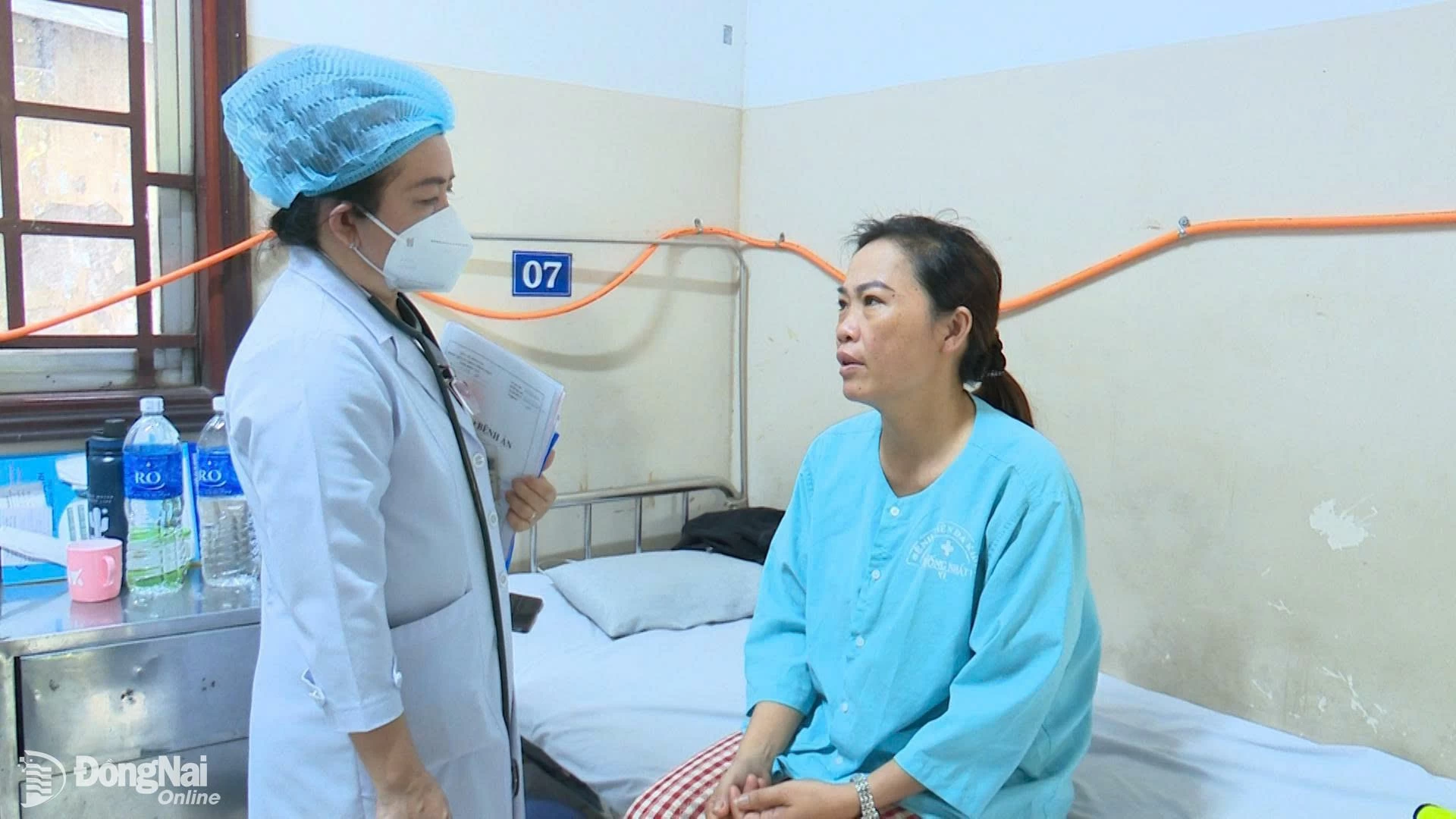 Bác sĩ thăm khám cho bệnh nhân sốt xuất huyết điều trị tại Bệnh viện đa khoa Thống Nhất. Ảnh CTV