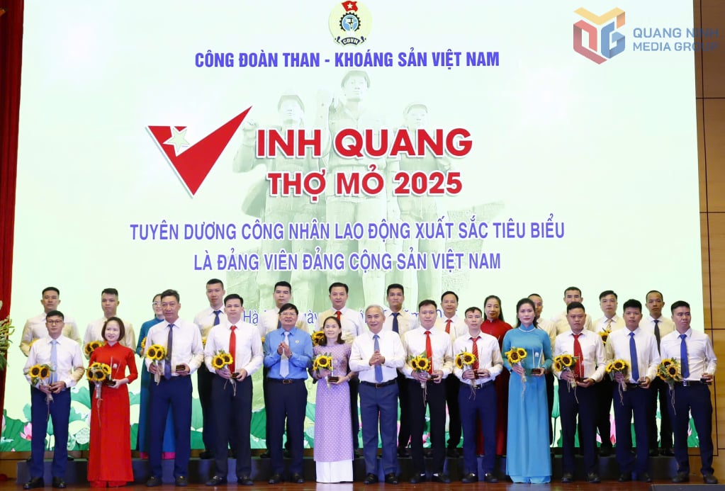 Lãnh đạo Tập đoàn TKV khen thưởng những đảng viên công nhân tiêu biểu.