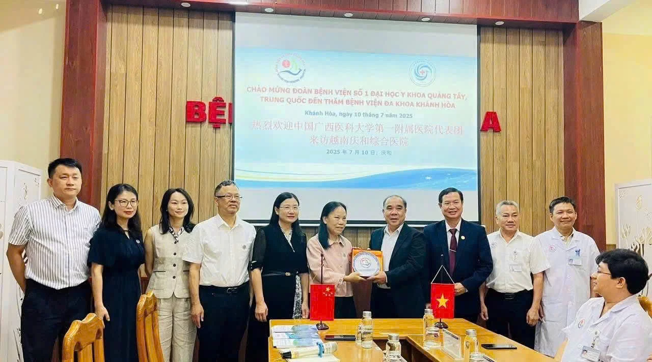 Delegation des Krankenhauses Nr. 1 der Medizinischen Universität Guangxi besuchte das Khanh Hoa Allgemeinkrankenhaus