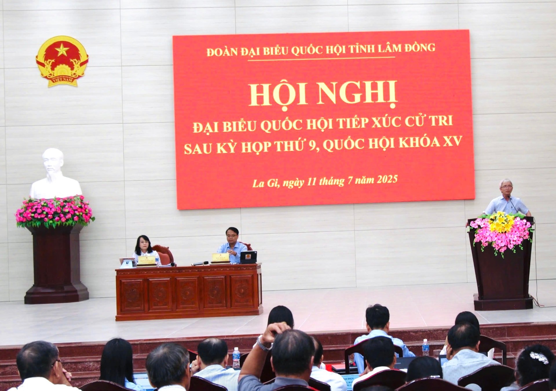 Quang cảnh buổi tiếp xúc cử tri 