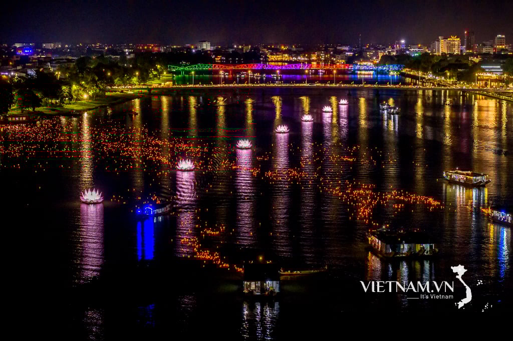 2025_THUMP_PHOTO_10472_2f6662e7aa95473b97c4739a21835df9_tha-hoa-dang-tren-song-huong.jpeg