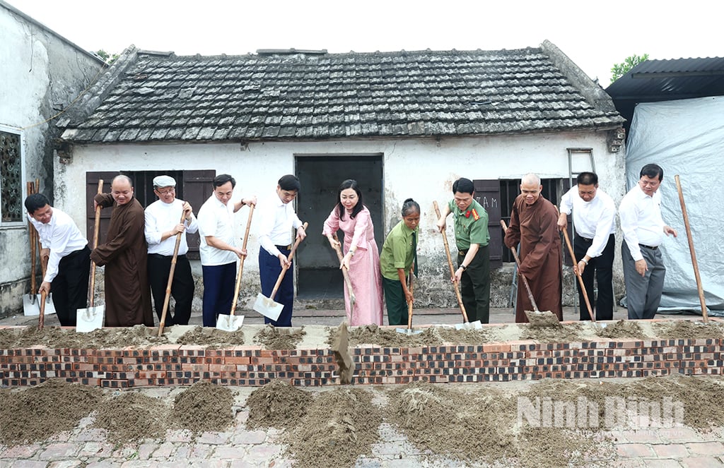 Đồng chí Đinh Thị Lụa, Phó Bí thư Thường trực Tỉnh ủy, Bí thư Đảng ủy các cơ quan Đảng tỉnh và các đại biểu thực hiện nghi thức khởi công xây dựng ngôi nhà Đại đoàn kết.
