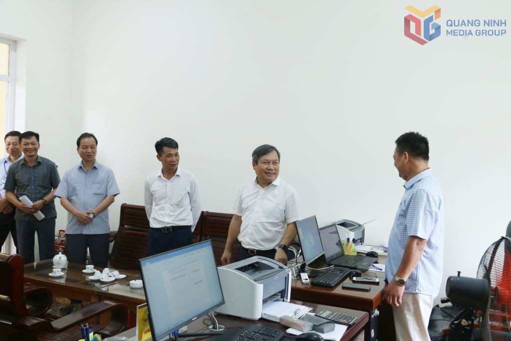 Đồng chí Bí thư Tỉnh ủy trò chuyện với cán bộ công chức xã Kỳ Thượng.