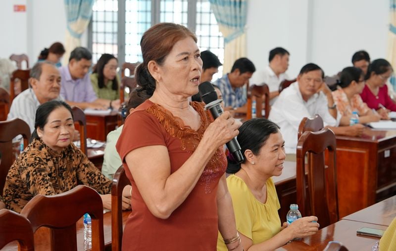 Cử tri xã Tam Bình gửi gắm kiến nghị đến các vị đại biểu Quốc hội.
