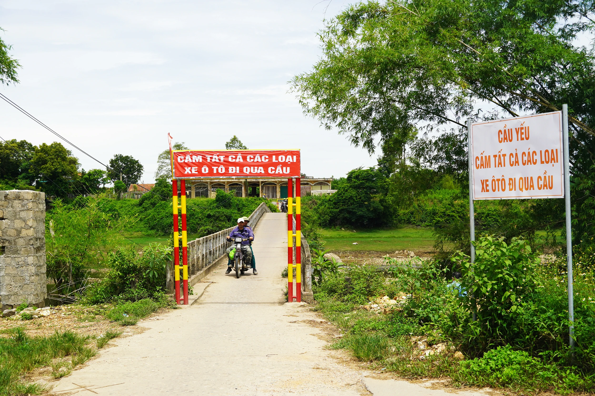 Cầu Chợ chờ sập, người dân “nín thở” lưu thông