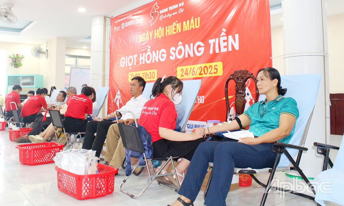 Nhiều người hiến máu tại Chương trình “Hành trình đỏ” lần II.