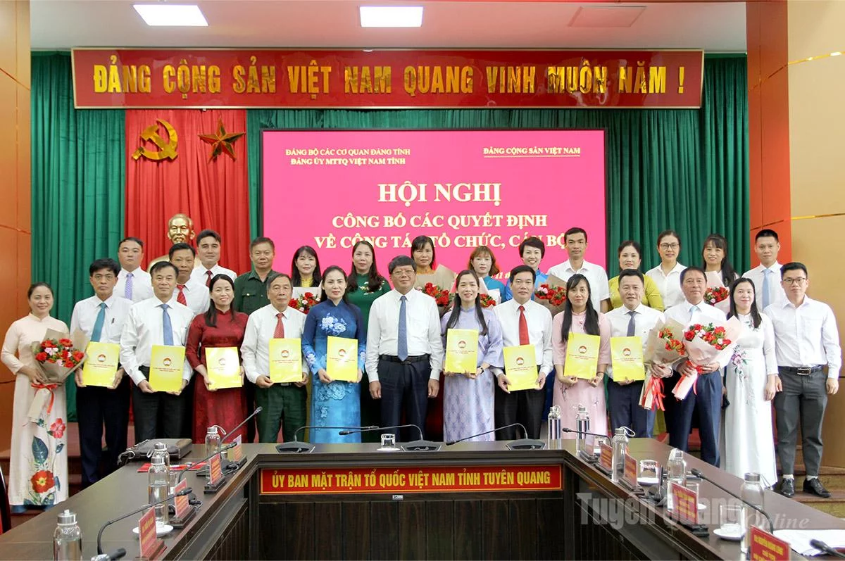 សមមិត្ត Ha Trung Kien អនុប្រធានអចិន្ត្រៃយ៍នៃគណៈកម្មាធិការរណសិរ្សមាតុភូមិវៀតណាមខេត្ត Tuyen Quang បានបង្ហាញពីសេចក្តីសម្រេចបង្កើតកោសិកាបក្សក្រោមគណៈកម្មាធិការបក្សនៃគណៈកម្មាធិការរណសិរ្សមាតុភូមិវៀតណាមខេត្ត Tuyen Quang។