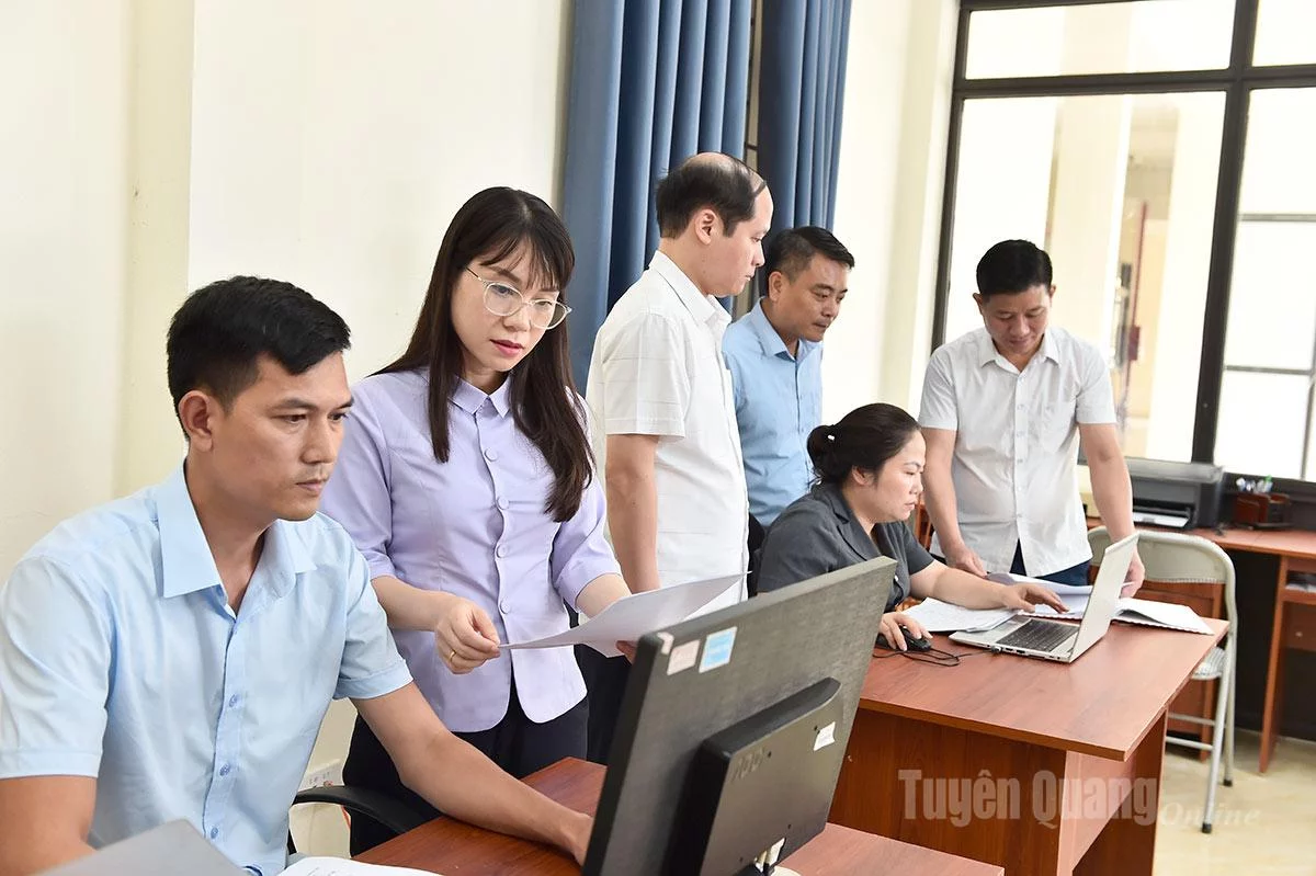 សមមិត្ត Pham Thi Kieu Trang លេខាគណៈកម្មាធិការបក្សសង្កាត់ Binh Thuan កំពុងដឹកនាំការបំពេញឯកសារ។