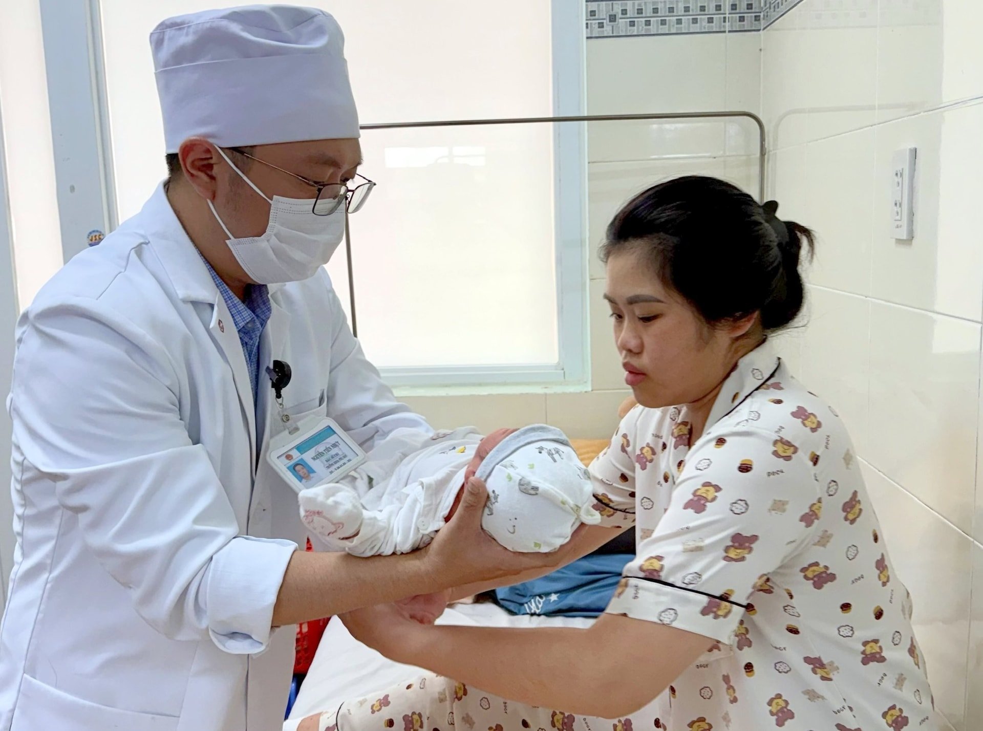 Bác sĩ theo dõi sức khỏe bà mẹ, trẻ em tại Khoa Phụ sản -Bệnh viện II Lâm Đồng