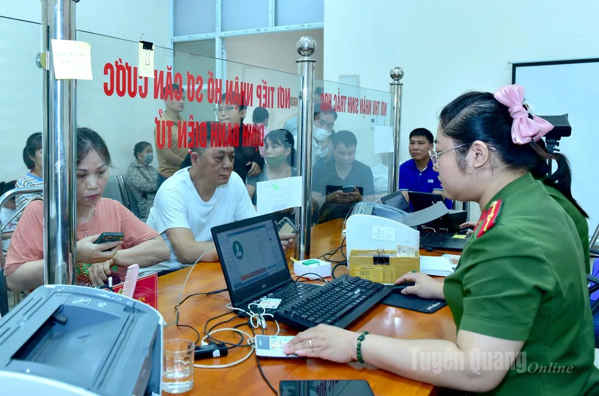 Công an tỉnh Tuyên Quang đã bố trí 36 điểm thu nhận hồ sơ cấp căn cước và tài khoản định danh điện tử tại các xã, phường tạo thuận lợi cho người dân.