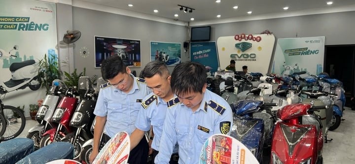 Cơ quan chức năng kiểm tra hoạt động kinh doanh tại 2 cửa hàng Trung Hiếu. (Ảnh: QLTT)