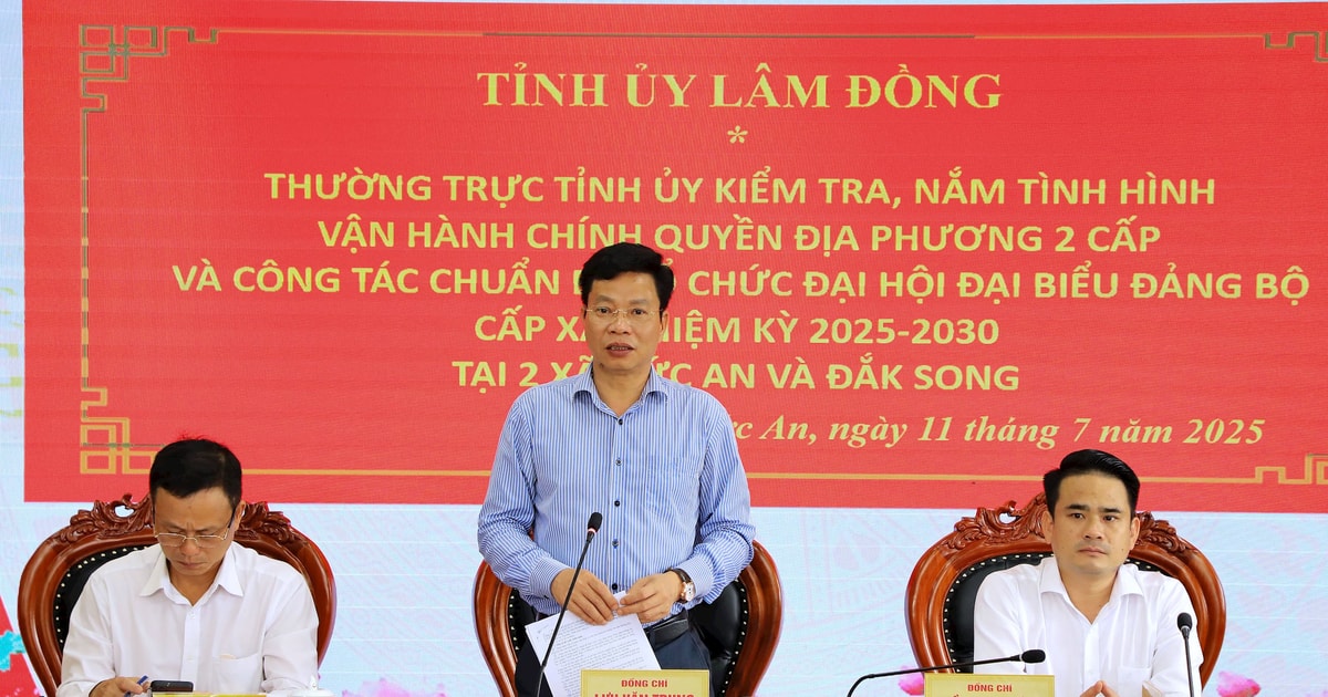 Deputy Secretary of the Provincial Party Committee Luu Van Trung works with Duc An and Dak Song communes