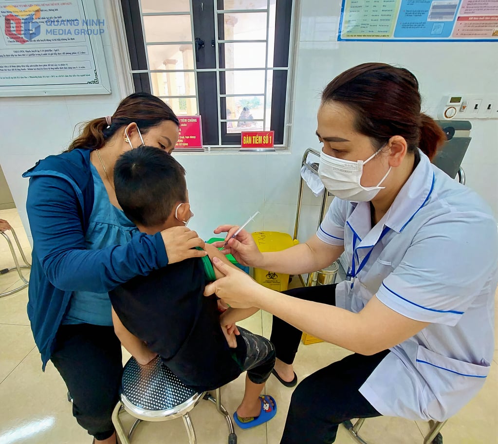 Tiêm chủng cho trẻ em tại phường Hiệp Hòa.