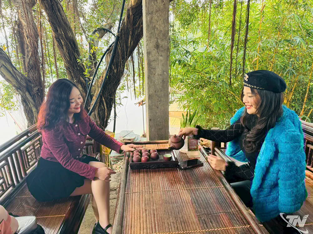 Du khách thảnh thơi thưởng trà trên Đảo Hoa.