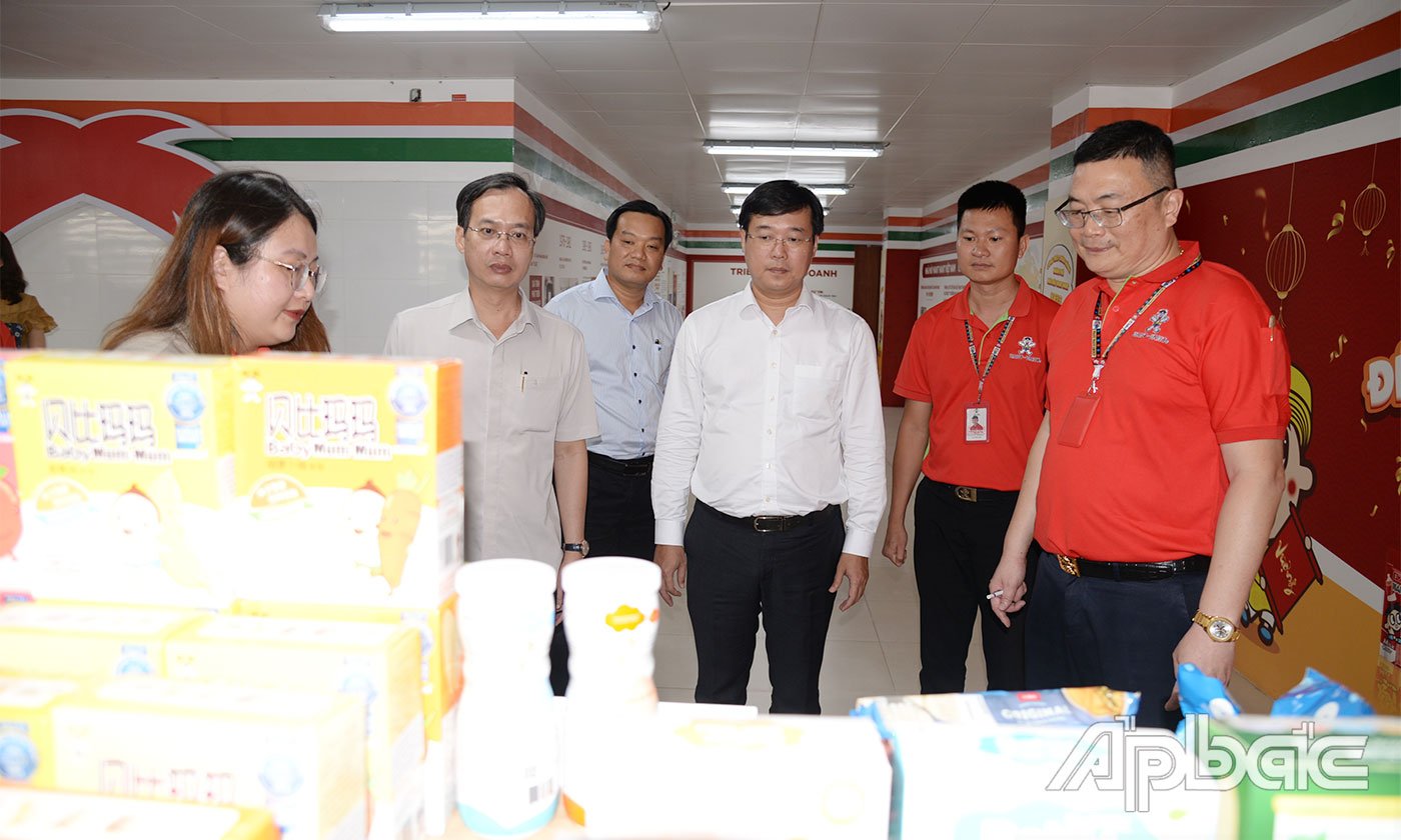 Lãnh đạo tỉnh tham quan nhà máy Công ty TNHH Want Want Việt Nam.