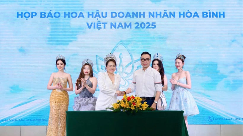 คณะกรรมการจัดการประกวด Miss Peace Entrepreneur Vietnam 2025 พร้อมด้วยธุรกิจที่ร่วมสนับสนุนในงานแถลงข่าว
