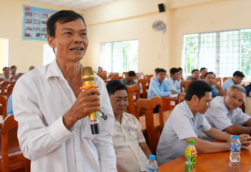 Cử tri xã Trà Côn phấn khởi khi được dự buổi tiếp xúc đầu tiên với các đại biểu sau khi bộ máy chính quyền mới đi vào hoạt động.