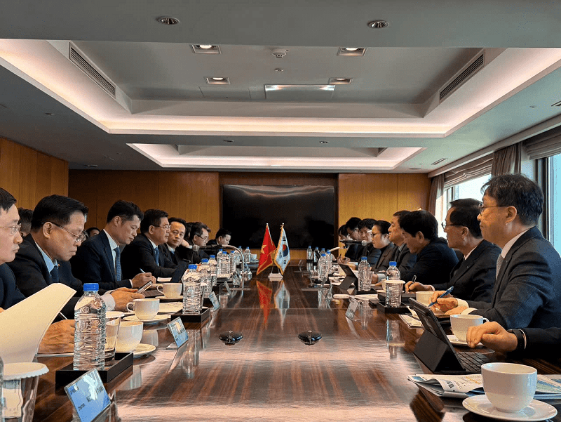 รัฐมนตรีว่าการกระทรวงอุตสาหกรรมและการค้า Nguyen Hong Dien ให้การต้อนรับและทำงานร่วมกับนาย Lee Kye-In ประธานและซีอีโอของบริษัท POSCO International ในกรอบการเดินทางเพื่อธุรกิจที่ประเทศเกาหลี