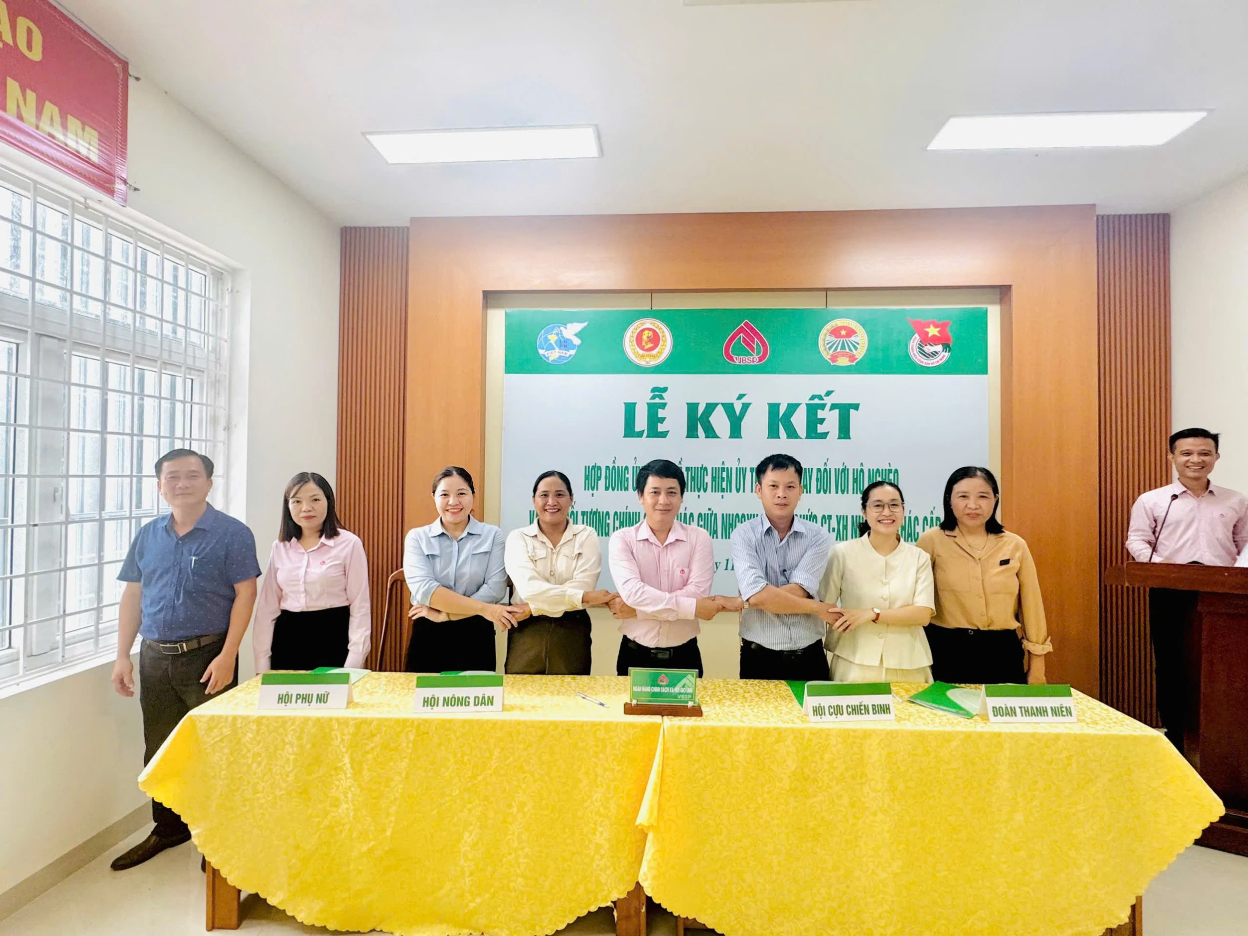 Ngân hàng CSXH Gio Linh: Ký kết ủy thác cho vay hộ nghèo và đối tượng chính sách