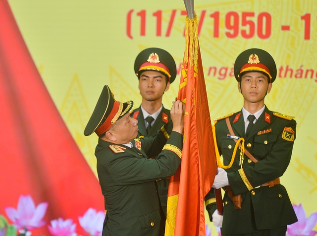 Nhà xuất bản Quân đội nhân dân nhận Huân chương bảo vệ Tổ quốc hạng ba- Ảnh 1.