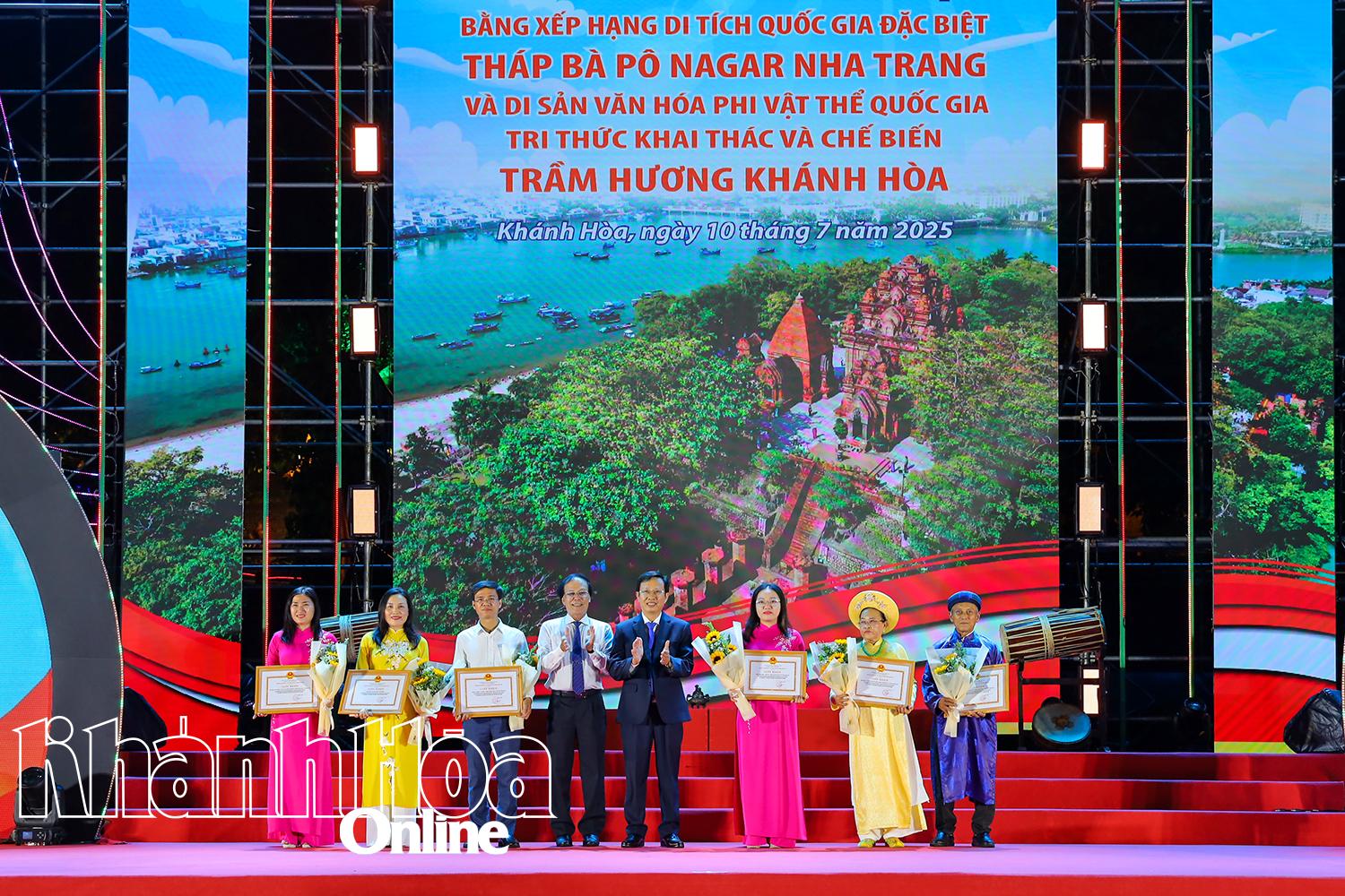 Lãnh đạo Sở Văn hóa, Thể thao và Du lịch trao giấy khen cho các tập thể có thành tích xuất sắc trong việc bảo tồn phát huy giá trị di sản văn hoá Tháp Bà Pô Nagar.
