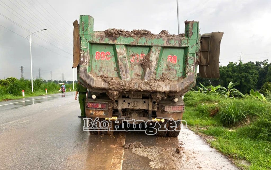 Phát hiện xe chở phế thải đổ trái phép trên đất do UBND xã Hoàn Long quản lý