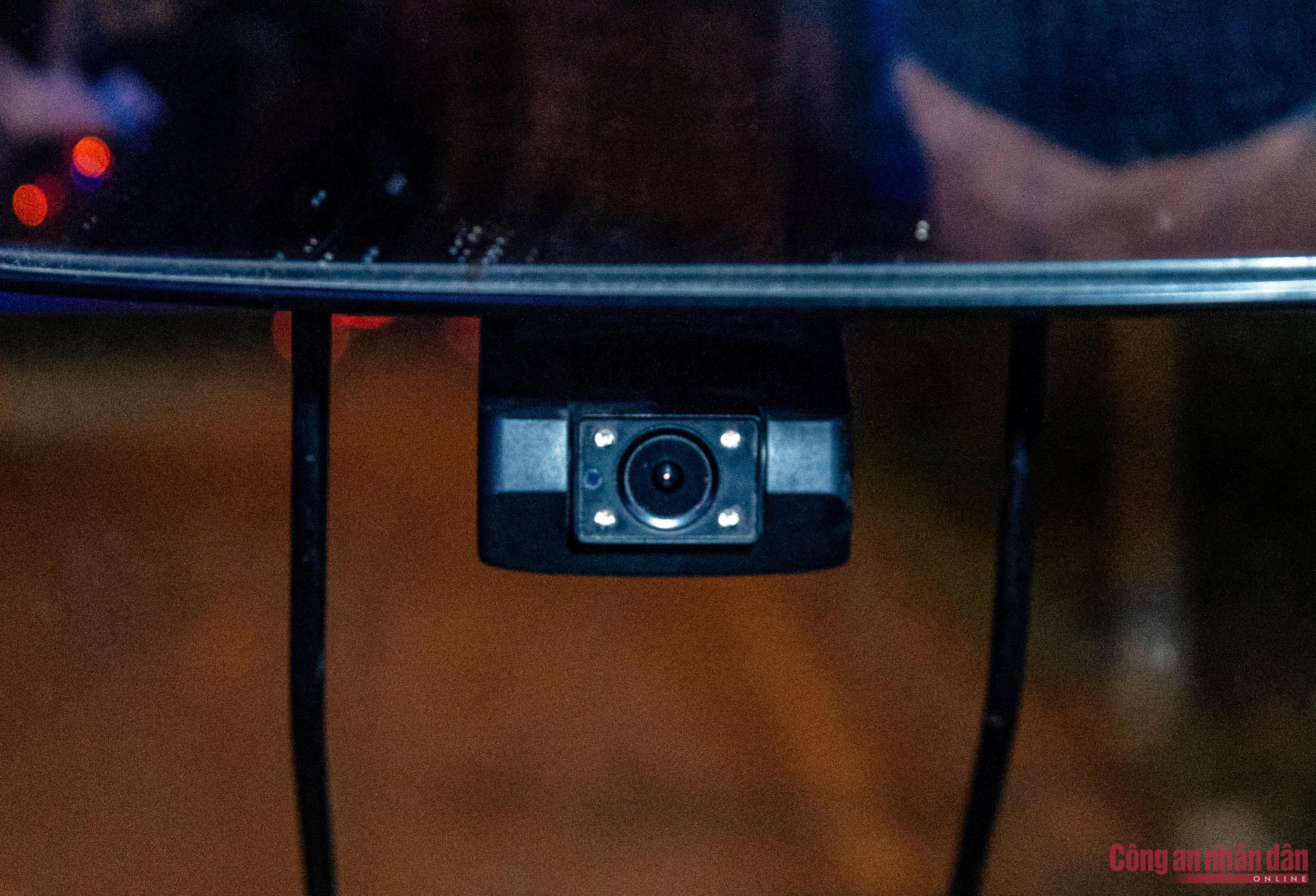Tài xế gãi đầu cười ngượng khi CSGT check camera hành trình soi vi phạm -1