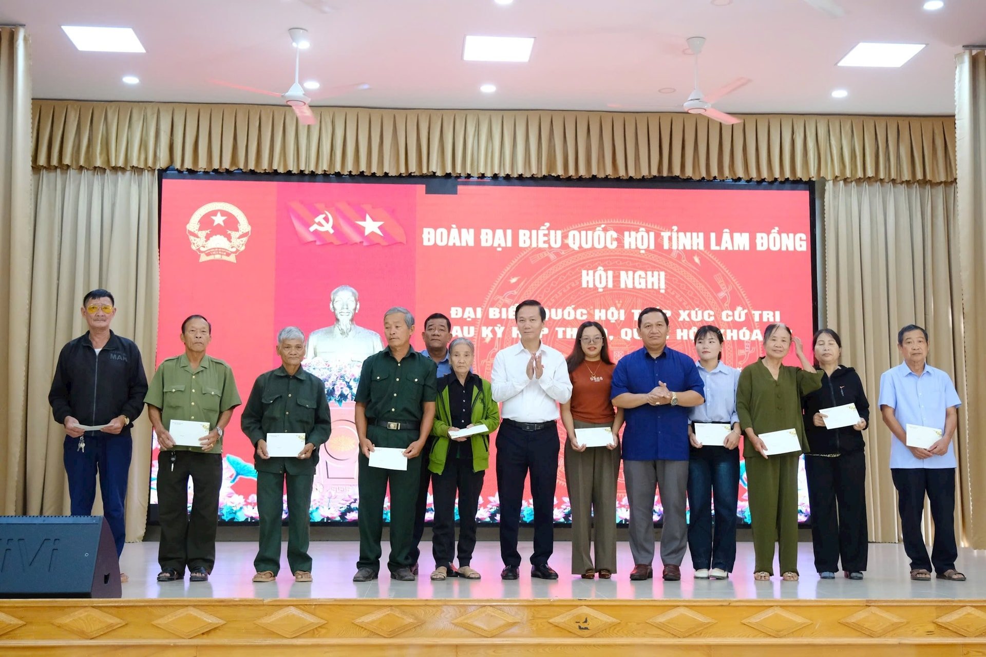 គណៈប្រតិភូរដ្ឋសភាខេត្ត Lam Dong ជូនអំណោយដល់គ្រួសារគោលនយោបាយ