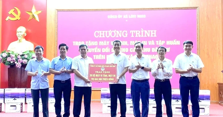 Trao tặng máy tính, máy in cho các khu dân cư tại xã Lâm Thao