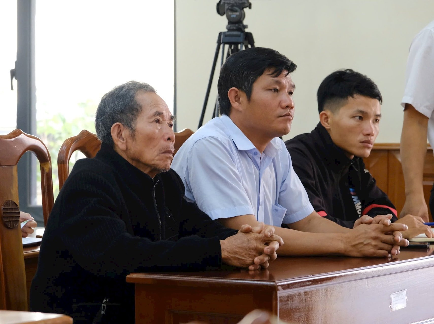 6.-ប្រធាន ស ដាំរ៉ុង 2-ក្នុងអំឡុងពេល-the-contact-after-the-9th-meeting-of-the-15th-National-Assembly(1).jpg