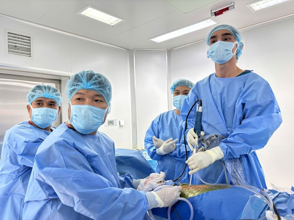 Vinmec Phú Quốc điều trị hẹp ống sống cho bệnh nhân cao tuổi bằng kỹ thuật nội soi hiện đại - 1