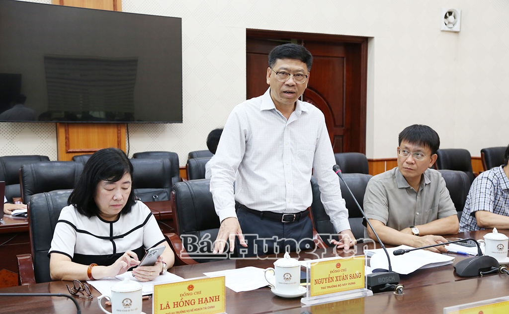 សមមិត្ត Nguyen Xuan Sang អនុរដ្ឋមន្ត្រីក្រសួងសំណង់បានថ្លែងនៅក្នុងកិច្ចប្រជុំ។
