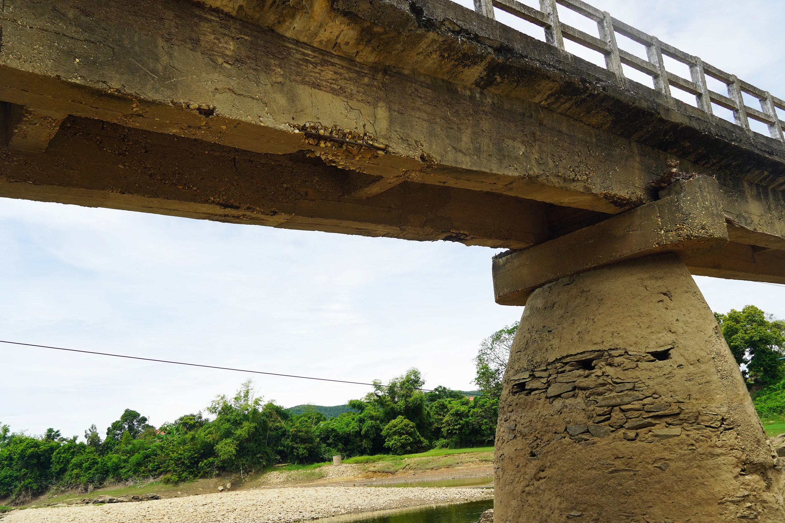 Cầu Chợ chờ sập, người dân “nín thở” lưu thông