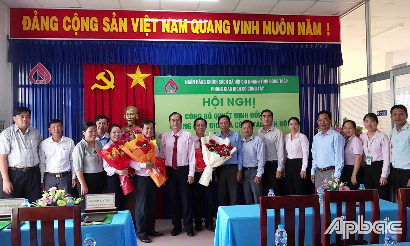 Các đại biểu chụp ảnh lưu niệm.