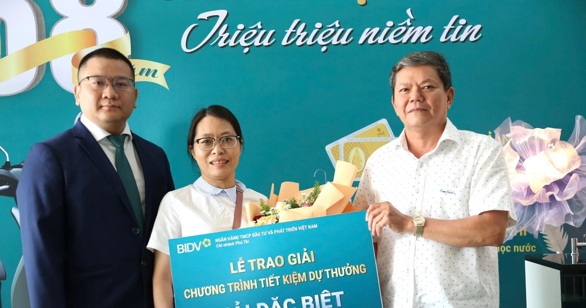 BIDV Phú Tài trao giải thưởng trị giá 118 triệu đồng cho khách hàng
