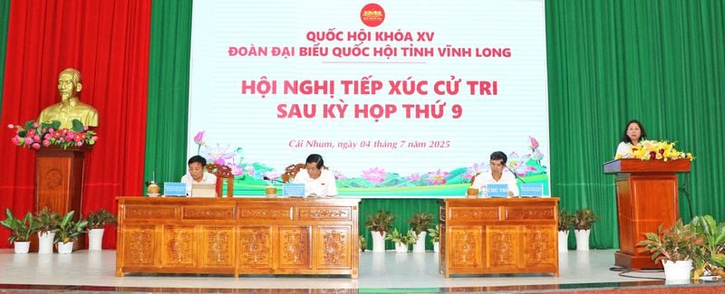 Đại biểu Bùi Văn Nghiêm- Ủy viên BCH Trung ương Đảng, Phó Trưởng Ban Nội chính Trung ương; đại biểu Nguyễn Thanh Phong- Phó Bí thư Thường trực xã Hiếu Phụng tiếp xúc cử tri xã Cái Nhum. 



