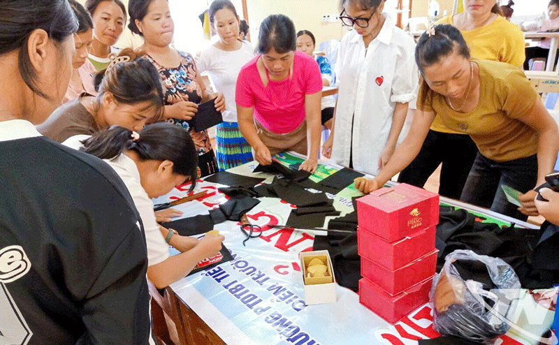 ស្ត្រីជនជាតិ Mong នៅឃុំ Van Lang រៀនកាត់ដេរឧស្សាហកម្ម។