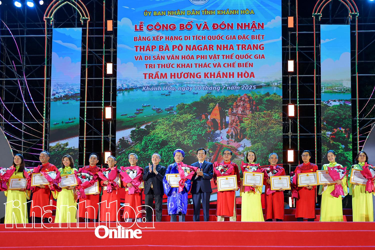 Lãnh đạo Sở Văn hóa, Thể thao và Du lịch trao giấy khen các cá nhân có thành tích xuất sắc trong việc bảo tồn và phát huy giá trị di sản văn hoá quốc gia trầm hương ở Khánh Hòa.