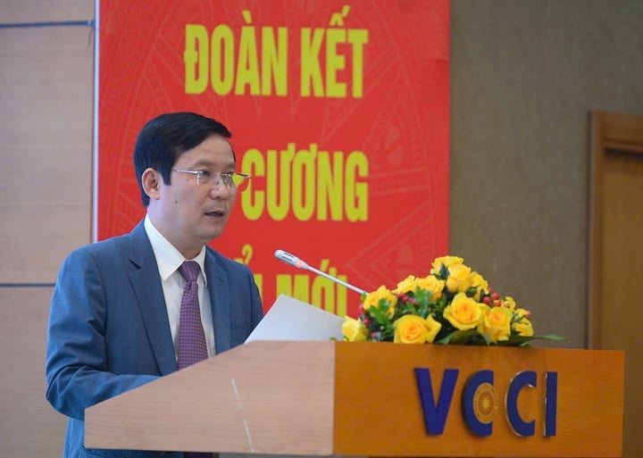 Ông Phạm Tấn Công phát biểu tại diễn đàn về logistics xanh tổ chức chiều 11/7.