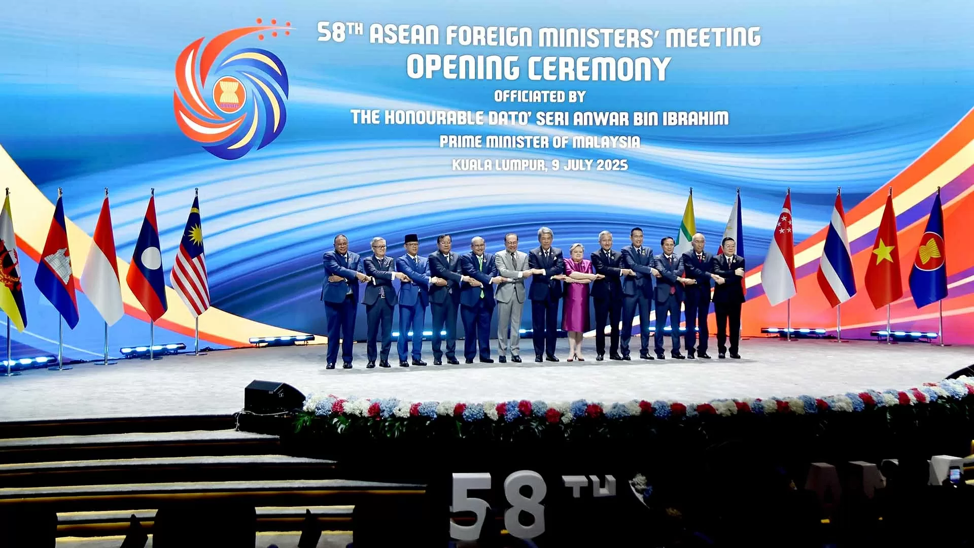 Phó Thủ tướng, Bộ trưởng Ngoại giao Bùi Thanh Sơn cùng bộ trưởng các nước thành viên ASEAN sau khi kết thúc phiên toàn thê ngày 9/7̉. (Ảnh: Quang Hòa)