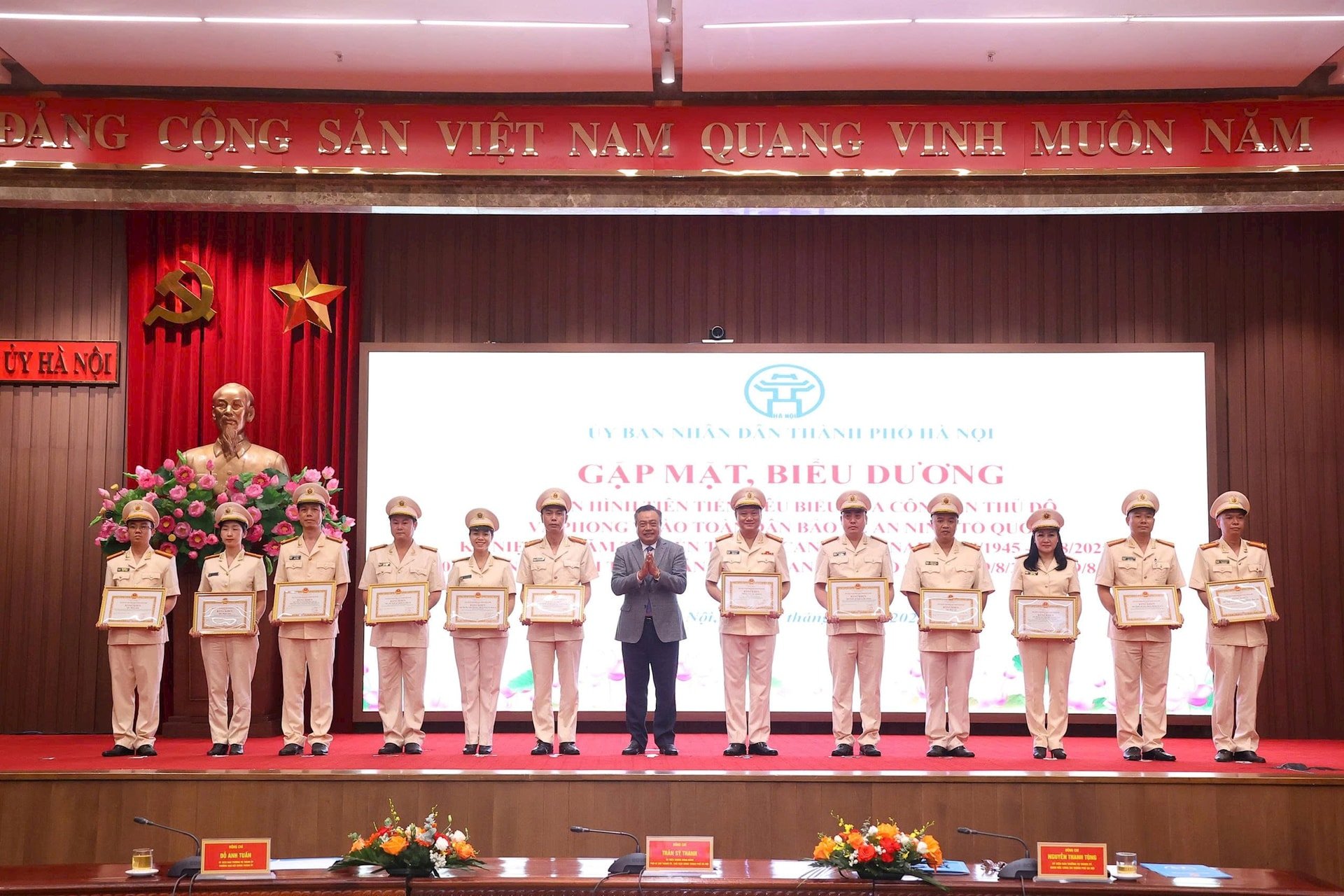 u1-trao-bang-khen.jpg