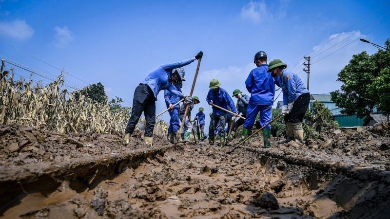 Cán bộ, công nhân ngành đường sắt dọn dẹp đất đá vùi lấp đường sắt sau 1 trận lũ quét.