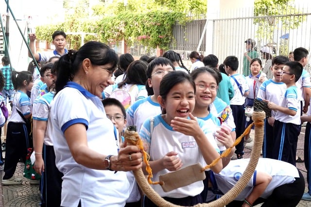 Vì sao TP.HCM đề xuất cấm học sinh sử dụng điện thoại di động trong trường học? - Ảnh 1.