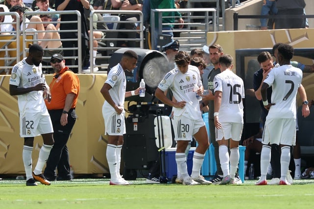 Real Madrid hỗn loạn vì thua đậm PSG, Chủ tịch Perez họp riêng với từng cầu thủ: Cải tổ! - Ảnh 2.