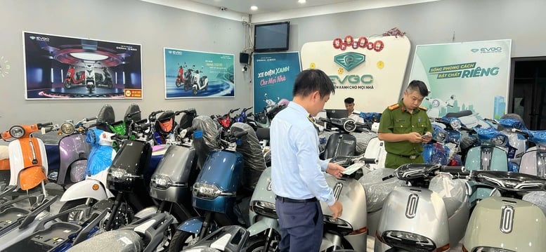 Phát hiện cửa hàng kinh doanh xe điện có dấu hiệu buôn hàng giả- Ảnh 1.