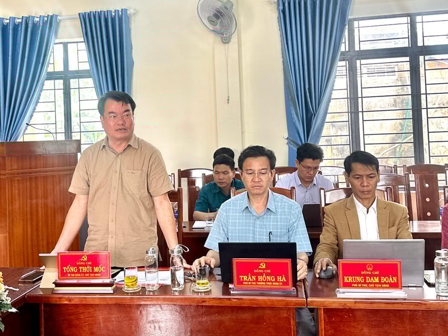 dong-chi-tong-thoi-moc-bi-thu-dang-uy-chu-tich-hdnd-xa-ia-hrung-bao-cao-tai-buoi-lam-viec-anh-ha-duy.jpg