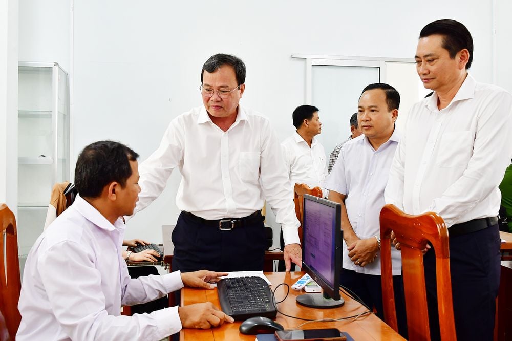 ថ្នាក់ដឹកនាំខេត្តបានចុះពិនិត្យ សួរសុខទុក្ខ និងលើកទឹកចិត្តដល់មន្ត្រីរាជការដែលកំពុងបម្រើការងារនៅមជ្ឈមណ្ឌលរដ្ឋបាលសាធារណៈវួដង្វៀយ៉េតហ្វា។